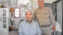 Imagen de Eugenio, un vecino de 101 años, con el recuerdo vivo del telégrafo en El Chocón