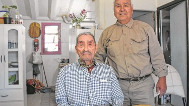 Eugenio Carrasco junto a su hijo reivindican el trabajo de los pioneros de la comunicación en el interior del país. (Florencia Salto)
