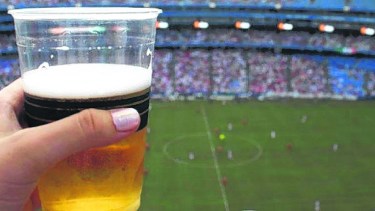 Los partidos de los Mundiales suelen tener presencia de alcohol en las tribunas, al igual que en las previas y en los festejos. Será una postal rara.