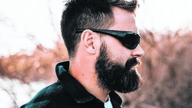 Es aconsejable elegir anteojos que tengan estilos envolventes, para que los rayos de sol no puedan entrar por los costados.