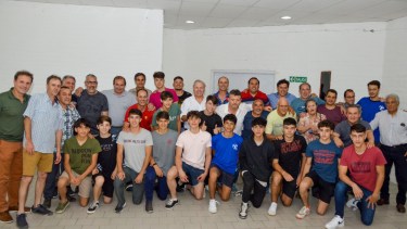 Las Leyendas al fondo y adelante los pibes del sub-16, flamantes campeones. Un emotivo encuentro para compartir la pasión por el vóley.
