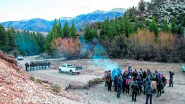 La lof Quemquemtreu se instaló a mediados de septiembre en un predio de Cuesta del Ternero y llegará a juicio por el delito de usurpación. Archivo