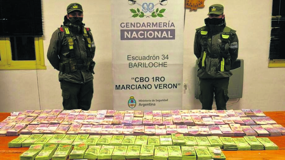 En noviembre de 2020 Gendarmería exhibió el dinero en efectivo que llevaba Olea Picapietra en su poder en una camioneta oficial. Foto: archivo