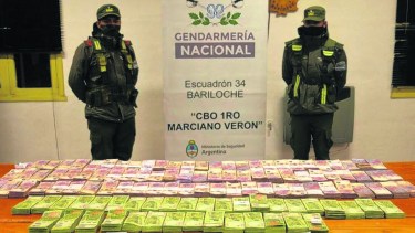 En noviembre de 2020 Gendarmería exhibió el dinero en efectivo que llevaba Olea Picapietra en su poder en una camioneta oficial. Foto: archivo