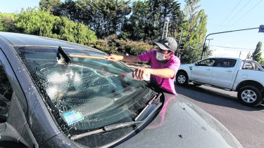 Vendedores y limpiavidrios en las calles de Neuquén: desprotegidos y en peligro