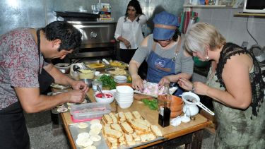 El martes, cocineros locales ofrecieron una degustación de platos regionales. Foto: José Mellado. 