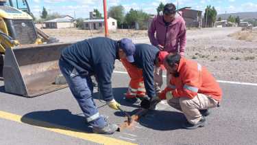 Personal de Vialidad Nacional trabajo en el acceso este a Jacobacci. Foto: José Mellado.