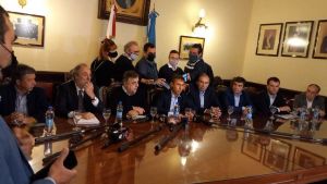 Sin la oposición, el oficialismo dio dictamen favorable a 116 decretos de Fernández