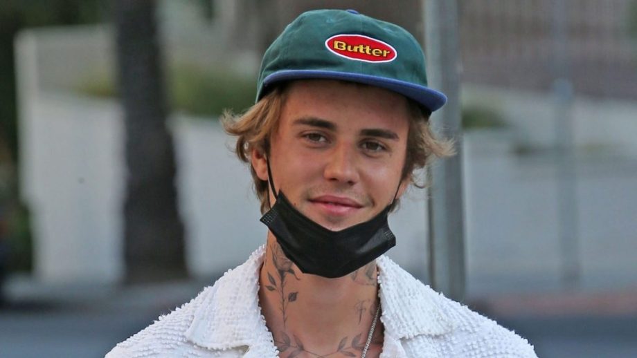 Bieber fue declarado persona no grata en 2013, cuando barrió el escenario con una bandera argentina.-