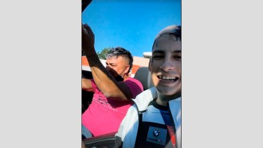 Un Chevrolet Camaro pasó a buscar a L-Gante. Foto: captura de video