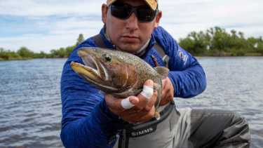 Gabriel y uno de los primeros piques de la temporada en el Limay Medip. Foto: Juan Thomes.