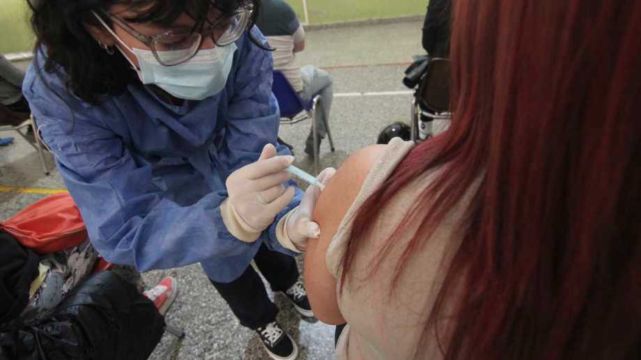 La estrategia en la campaña de vacunación de Neuquén sigue con operativos a demanda. Foto: Oscar Livera