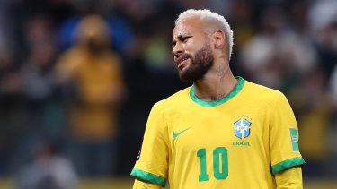 Neymar se volvió a París tras una molestia y no jugará contra Argentina.