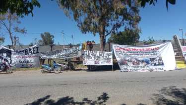 En estos momentos los manifestantes se instalaron frente a la sede de la Comisaría 47 de J.J. Gómez.