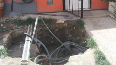 El pozo cloacal que se encuentra frente a la casa de Neira está abierto hace tres meses. Foto Gentileza