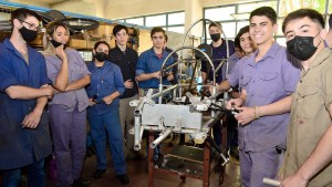 Se van a Buenos Aires con el auto eléctrico que construyeron en Regina