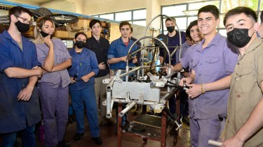 Se van a Buenos Aires con el auto eléctrico que construyeron en Regina