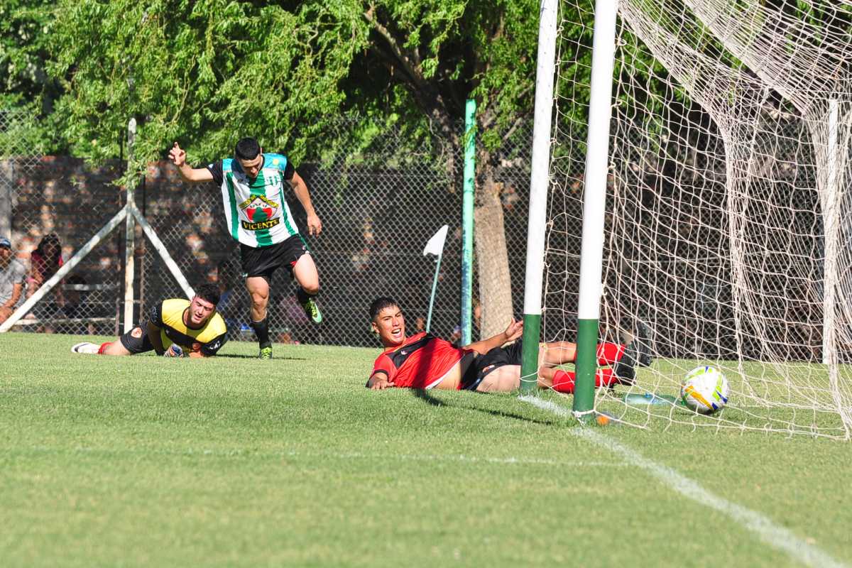 Deportivo Huergo goleó a San Carlos 5 a 1. Fotos: Néstor Salas 