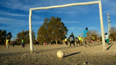 Parte de los arcos de la cancha chica fueron robados en Quinta 25. Fotos: Andrés Maripe.