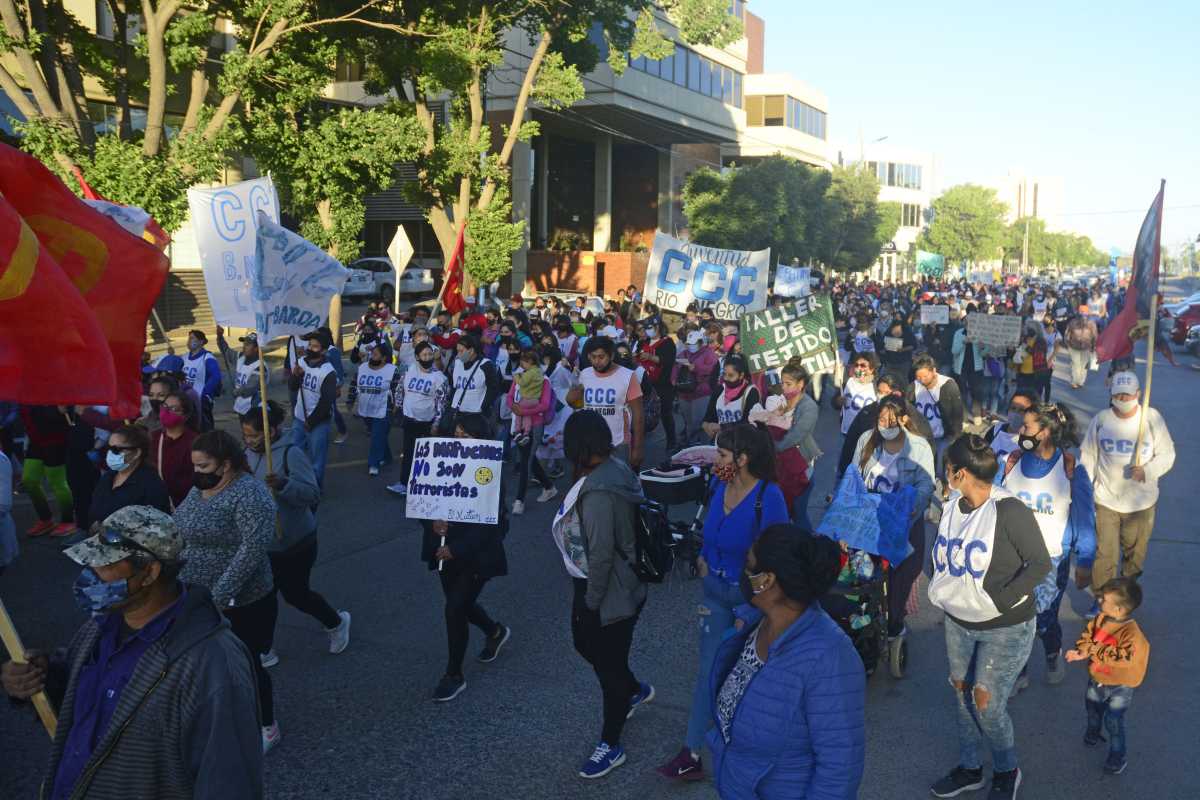 Unas 350 personas marcharon por el centro de Roca. (Foto: Andrés Maripe)