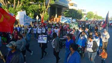 Unas 350 personas marcharon por el centro de Roca. (Foto: Andrés Maripe)