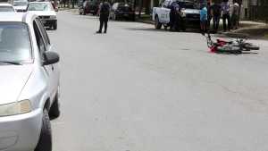 Terminó en el hospital tras caerse en la moto en Roca