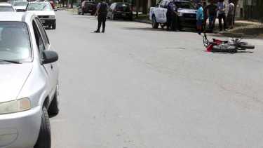 Terminó en el hospital tras caerse en la moto en Roca