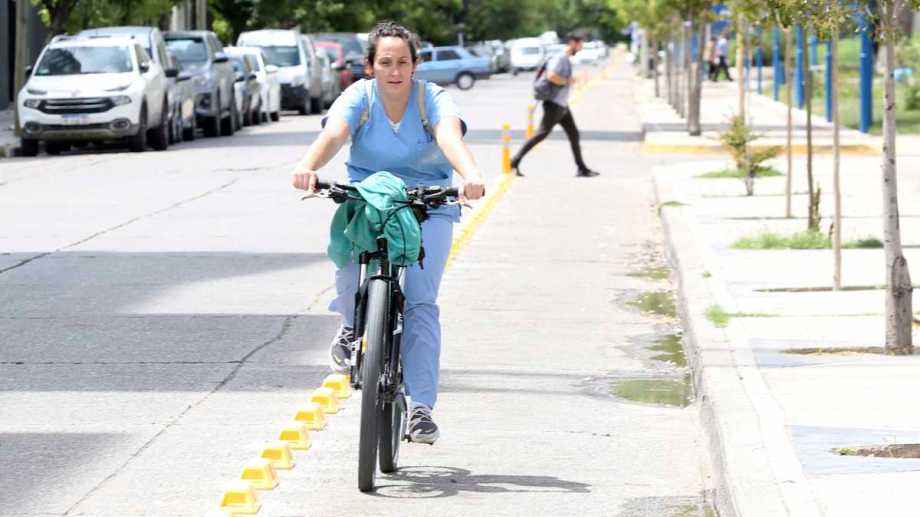 Varios vecinos que transitan en bicicleta se mostraron a favor de la obra municipal y la utilizan diariamente. Foto Juan Thomes.