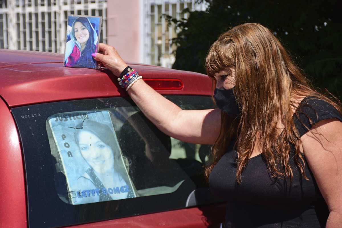 El auto de Leticia está estacionado en la puerta de la casa. Blanca no lo usa porque no sabe manejar y tampoco puede venderlo. Foto Emiliana Cantera.