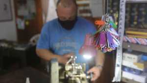 El legado que le dejó su papá, el oficio de ser cerrajero