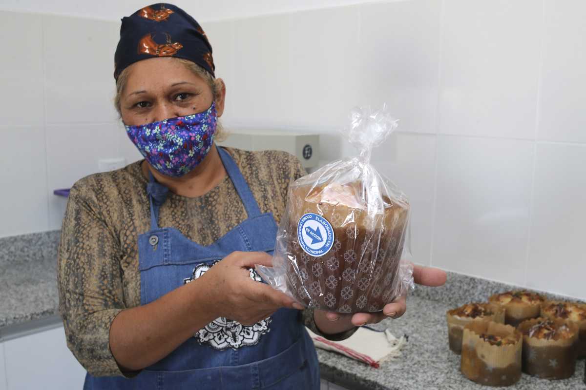 Sandra Millape, una de las emprendedoras que elabora sus productos en la cocina comunitaria municipal. (Foto: Juan Thomes)