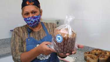 Sandra Millape, una de las emprendedoras que elabora sus productos en la cocina comunitaria municipal. (Foto: Juan Thomes)