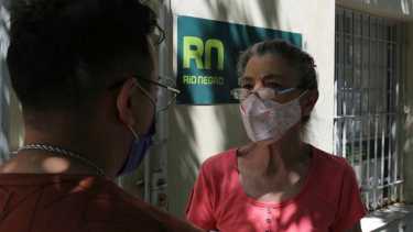 La presidenta de la Sociedad Rural del Alto Valle, Alicia García, intercedió para tratar de llegar a una solución. Fotos Juan Thomes.