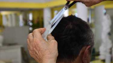 Los peluqueros solían cortar pelucas con cabello falso, de ahí surgió el nombre peluquero. Foto: Andrés Maripe