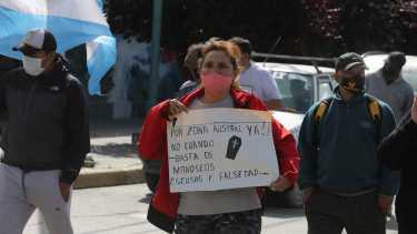 Los retirados y pensionados de la policía de Río Negro, se concentrarán mañana frente a las oficinas de Anses en Roca,  reclamando la inclusión dentro del beneficio de la zona austral. Foto Juan Thomes.