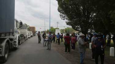 Es la segunda protesta de retirados sobre la ruta 22 en dos meses. Fotos: Juan Thomes