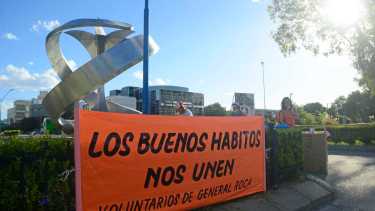El grupo "Voluntarios General Roca" recibe donativos todos los viernes a las 18 en el Monumento a la Manzana. Foto archivo