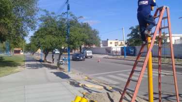 Instalan semáforo en una zona muy transitada de Roca