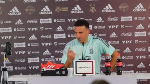 Scaloni confirmó que Messi está bien y aseguró: «si sigue así, va a jugar»
