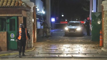 La entrada vigilada a la Quinta de Olivos, donde quedaron registrados los miembros de la fiesta. 