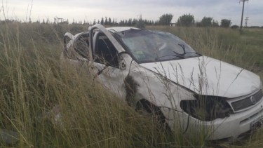 El vehículo, un Fiat Palio, volcó a la altura de Chascomús. 
