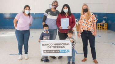 Dos familias de Chacra Monte recibieron la tenencia de sus lotes sociales. 