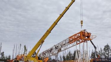 La empresa se centra en el transporte especial e izaje y tiene base en Catriel. 