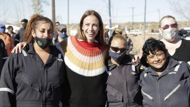 Tanya Bertoldi con trabajadoras de Pecom en Rincón de los Sauces (Gentileza Prensa Frente de Todos)