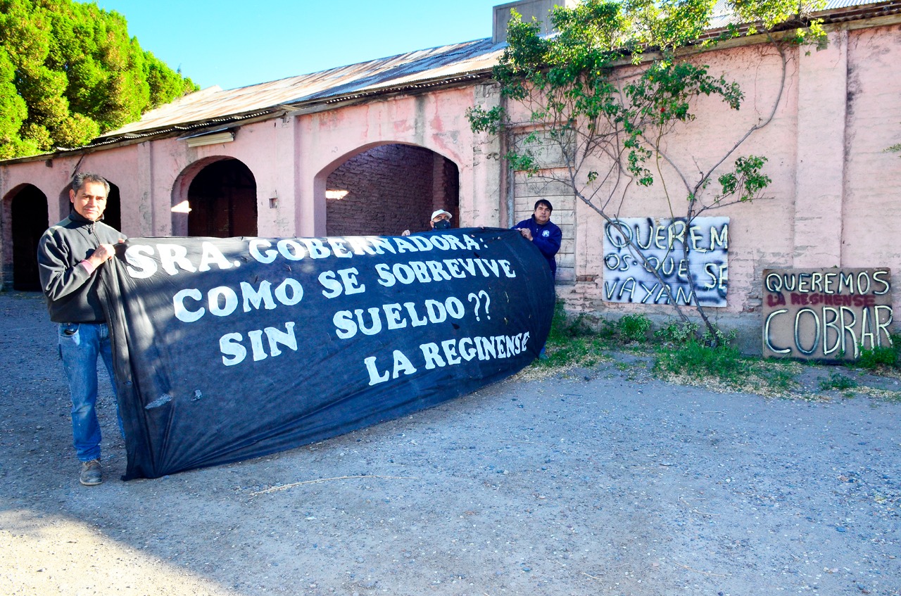 Trabajadores de La Reginense hace 11 meses reclaman que les paguen sus sueldos. (Foto Néstor Salas)