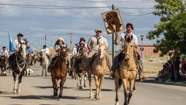 Desde hace ocho años, agrupaciones criollas de distintos lugares de Río Negro y provincias vecinas, llegan a Valcheta para celebrar y homenajear las tradiciones gauchas. Foto: Gentileza. 