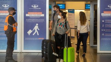 El Gobierno defendió la nueva medida que impide el pago con tarjetas en cuotas de viajes al exterior. 