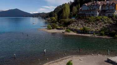 El Correntoso es el río más corto del mundo con 250 metros y une el lago del mismo nombre y el Nahuel Huapi. Foto: Marcelo Martinez