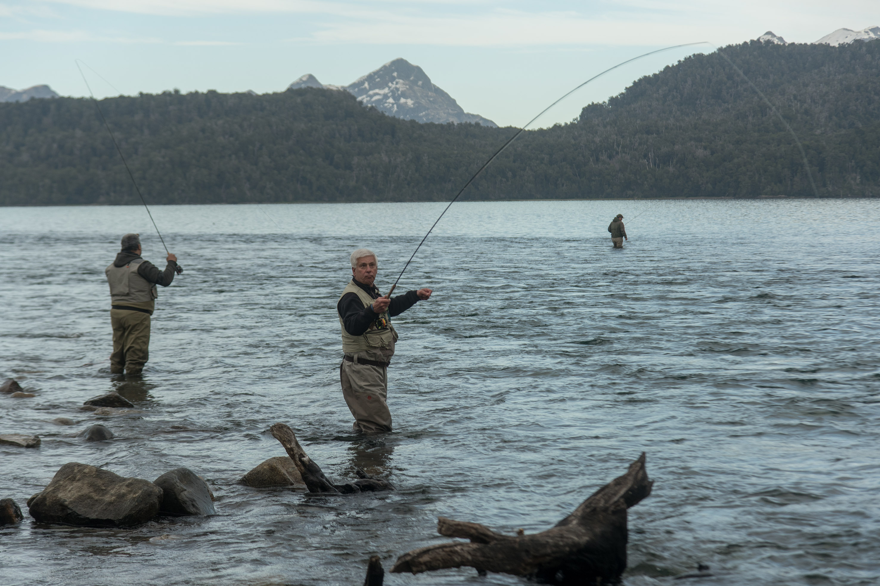 La gente disfruta el inicio de la temporada de pesca, y el Correntoso asoma como opción principal. (Foto: Marcelo Martinez)