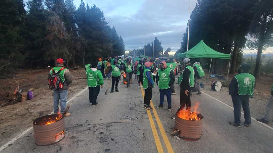En septiembre, trabajadores de Parques Nacionales y ATE bloquearon la ruta al aeropuerto en Bariloche en reclamo de mejoras salariales. Archivo